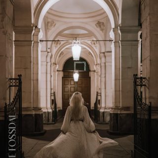 Hei, jeg er Lene!  
Nå er det veldig lenge siden jeg har vist ansiktet mitt her, og enda lenger siden jeg har fortalt litt om meg selv. 
 Det aller viktigste du må vite om meg (som kunde) er at jeg elsker jobben min, og det vil dere merke når dere booker meg. 
Det minst viktige du må vite om meg (som kunde) er at jeg foretrekker Glazed Donuts fremfor de med fyll eller topping. 

Jeg har et herlig studio i Åsane, 15 minutter fra Bergen sentrum. Her tar jeg i mot aller mest nyfødte, - for barn, familier og konfirmanter drar jeg med meg ut så ofte jeg kan. 
Stilen min er varm og dempet, og hvite T-skjorter med dongeribukser er nesten forbudt på mine bilder. 

Nå er mitt neste mål å ta noen portrettbilder av meg selv, som jeg kan poste om ikke så lenge sammen med en liten bunke særs unyttige fakta. Er det noe spesielt dere ønsker å vite? (Eller for dere som kjenner meg godt, er det noe spesielt jeg burde dele?) 
Ønsker dere en nydelig dag, - nyt helgen!