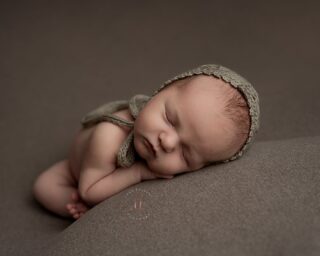 Spørsmål! Er det gøy å se behind the scenes? Jeg filmet noen timer under en haug med nyfødtfotograferinger i januar, men denne treigosten har ikke engang sett igjennom og sortert ut. Er det noe dere vil se? Vurderer i så fall et stativ etter hvert, så kvaliteten blir litt bedre.. let me know!😄

#nyfødtfoto #nyfødtfotografering #fotografbergen