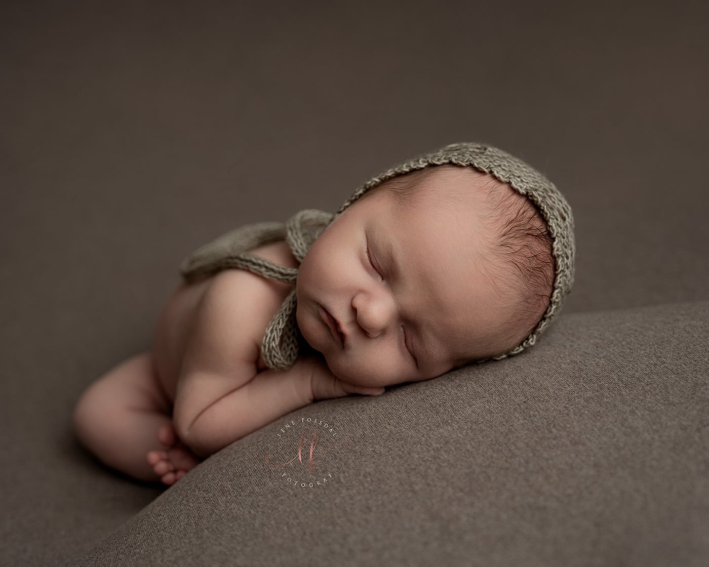 Spørsmål! Er det gøy å se behind the scenes? Jeg filmet noen timer under en haug med nyfødtfotograferinger i januar, men denne treigosten har ikke engang sett igjennom og sortert ut. Er det noe dere vil se? Vurderer i så fall et stativ etter hvert, så kvaliteten blir litt bedre.. let me know!😄

#nyfødtfoto #nyfødtfotografering #fotografbergen