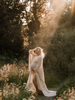 Titter bare innom for å si hei, det ble så stille fra denne kanten plutselig ✨ På neste post tenkte jeg å vise fjeset mitt igjen, det er så lenge siden sist. Enn så lenge får dere denne nydelige skapningen, fotografert en sommerkveld i fjor 😍 Kjole av @s.kristi_studio 🔥