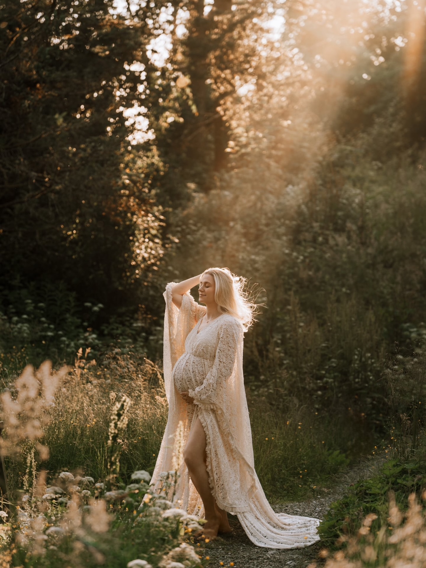 Titter bare innom for å si hei, det ble så stille fra denne kanten plutselig ✨ På neste post tenkte jeg å vise fjeset mitt igjen, det er så lenge siden sist. Enn så lenge får dere denne nydelige skapningen, fotografert en sommerkveld i fjor 😍 Kjole av @s.kristi_studio 🔥