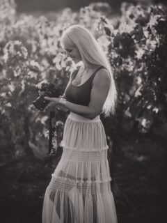 Det er på tide å vise ansiktet mitt igjen! Denne gangen sammen med 6 fun(?)facts om meg. Hvis dere har fulgt meg en stund så er nok de 3 første kjent, men kanskje de 3 neste er ny info?

1. Jeg er sabla glad i donuts.  Ikke hvilke som helst donuts, - det må være plain, glazed donut. Jeg får ikke tak i de i Norge, så når jeg er i utlandet og snubler over de (jakter de opp) så hamstrer jeg. 
2. Jeg holder på å lære meg fransk.  Det er nå over 7 over siden jeg logget inn på Duolingo og der henger jeg enda. Jeg gjør litt hver dag, og på dette tidspunktet kan jeg holde en grei (men enkel, haha) samtale. 
3. Jeg er en skikkelig dyreperson. Det er korte perioder i løpet av livet mitt hvor jeg ikke har hatt noe slags dyr, og akkurat nå er en slik periode. Det er trist, og jeg gleder meg til å få en firbeint i familien igjen. 

1. Jeg har tidligere drevet med fitness og trener fremdeles en del, og på de tunge styrkeøktene mine er det kun én musikk på øret som gjelder: hard rock 🤘 
2. Jeg er over snittet interessert i helse, og jeg gjetter jeg er godt over på det som kalles “alternativt”. Det går mye tid på å finne tilbake til de naturlige tingene, og hos oss finner du f.eks. ikke vaskepulver lenger, men såpenøtter. Håper å bytte ut så mye som mulig, og synes prosessen er både interessant og lærerik. 
3. Jeg har problemer med mikrofiber, isopor og «knirkete» glass. Når jeg tar på det(hører isopor) blir halve ansiktet litt sånn… lammet. Haha. 

Værsegod. Det var mitt bidrag til å bli litt bedre kjent med meg. Del noe gøy om deg!