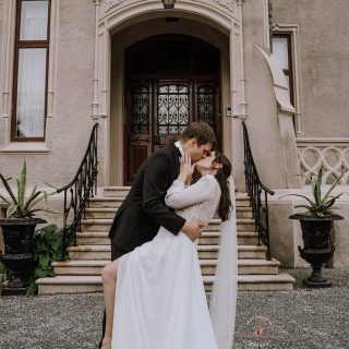 Vibeke og Kay Morten, 13.09.25 ❤ 

Kjole @brudehuset_bergen
Dress/Smoking @houseofsingles_bergen
Brudebukett og knapphullsblomst @mestergronn_horisont
Blomster i lokalet Nygård Blomster
Sminke & Hår @makeupartist_nathalielinde
Lokale Gamle Bergen @safari_catering
Brudepikekjoler @nextofficial
Toastmaster @viseverten_andre

#bryllup #fotograflenefossdal #fotografbergen #fotografåsane #bryllupsfotograf
#bryllupsinspo #høstbryllup #weddinginspo #bryllupsinspirasjon #bergensbryllup #bryllupsfotografbergen #bryllup2025 #brudekjole #ektekjærlighet #bergen #norge #norway