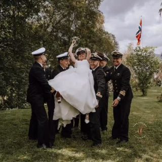 Noen bilder kan nesten ikke vises ett og ett, de fortjener å deles i serien de er fotografert i. Disse bildene av Brita er et godt eksempel på det. Jeg klarer ikke velge én favoritt, - her digger jeg alle! Hvilket av bildene liker du best? 

#bryllup #fotograflenefossdal #fotografbergen #fotografåsane #bryllupsfotograf
#bryllupsinspo #osterøy #weddinginspo #bryllupsinspirasjon #bergensbryllup #bryllupsfotografbergen #bryllup2026 #brudekjole #ektekjærlighet #fjordslottet #bergen #norge #norway