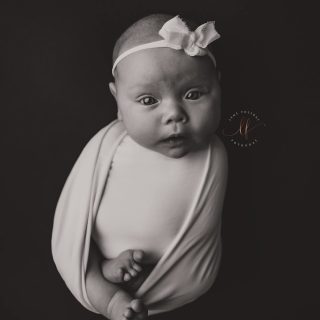 Jeg anbefaler å fotografere nyfødte i løpet av de to første ukene. 
Hvorfor, skal jeg komme tilbake til i en annen post.

Om det ikke går å fotografere babyer over 14 dager? Jo! Hundre prosent. 
Her ser dere perfekte lille Synnøve som var blitt hele 8 uker da vi tok bildene 😍
Fordelen med eldre babyer er åpne øyne, fyldigere kinn og mer kontakt med babyen. 

Hver alder har sin sjarm, og hos meg er alle velkommen 🥰🙏🏻 

Interessert i nyfødtfotografering?
Fotograf@lenefossdal.com
Velkommen ✨