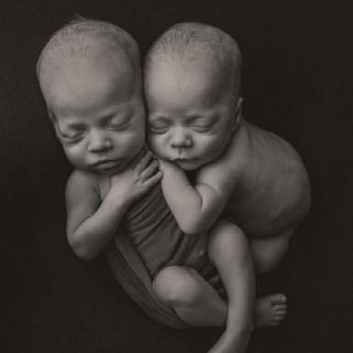 For andre år på rad blir jeg tatt helt på sengen. En 7. plass i @landskonkurransen i fotografi med både sølv, bronse og Årets Bilde i nyfødtkategorien 🤯 Klyp meg, det er jo helt tullete!! Men ikke nok med det.. på topp 10 var vi tre fra Bergen, - og vi tok med oss FIRE av årets bilder!! @piarothmann.no i Klassisk portrett, @kristineristesund i Bryllup og @fotova.no i Natur. For en gjeng!! Jeg er så stolt over oss! Gratulerer til alle flinke kollegaer med diplomer og medaljer og dødsbra resultater. For en nydelig gjeng med fotografer her i Norge 🙌🏻❤️ (og takk til @mariaskarveland for tilliten med å forevige verdens søteste Ludvik og Tobias🫶🏼🥹)