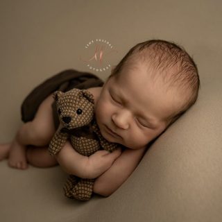 SÅ mye har posering, vinkel på kamera og lyssetting å si. SWIPE for å se hvordan små endringer kan gjøre store forskjeller🤩 Alle bildene (bortsett fra første) er rett fra kamera ☺️ 

Interessert i nyfødtfotografering?
Fotograf@lenefossdal.com
Velkommen ✨

#nyfødtfoto #fotografbergen #nyfødtfotograf