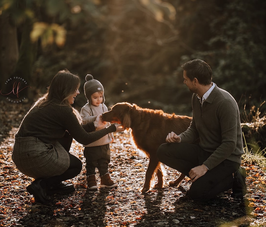 Dette er ditt tegn til å ta med de firbeinte på fotografering 🙏🏻 Er det litt mer styr? Ofte. Er det verdt det? 100%. Vil du angre? Aldri. 

#familiefotografering #fotografbergen #fotografåsane