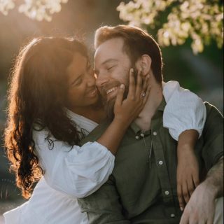 Usikker på om dere skal benytte dere av forlovelsesfotografering før bryllupet? Don’t be!

Fotograferingen har flere fordeler, blant annet
- Dere blir kjent med fotografen deres. Dere får se hvordan han eller hun jobber, og opplevd hvordan dere jobber sammen.
- Dere får bilder som kan brukes i bryllupet til f.eks. kirkeprogram, innbydelser, bordkort eller pynt.
- Dere får dere en morsom date, - disse fotograferingene skal være gøy! (Denne gjelder spesielt for småbarnsforeldre, da tiden til vanlig ofte ikke strekker til) 

Hos meg er forlovelsesfoto inkludert i de største pakkene, men alle gjør det forskjellig. Sjekk om din bryllupsfotograf tilbyr forlovelsesfotografering, - og hopp i det 😁

#bryllup2027 #fotografbergen #forlovet
