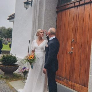 Ragnhild & Roger, 15.08.26 ❤ 

Brudekjole Sadoni Bridal
Dress @hanshbergen 
Bryn @kinehudogkroppspleie 
Negler @candice.nail.and.spa
Kake @monikadaleberland 
Lokale @biologenherdla 
Artister i kirken @blue_starlingband 
Blomster @mestergronn_kleppesto 

#fotografbergen #bryllupsinspirasjon #bryllup2027
