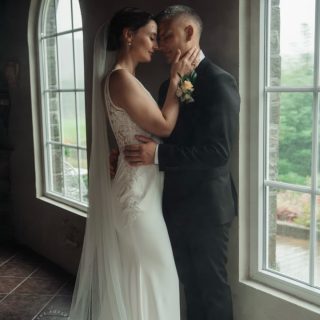 Malin & Jørgen ❤️ De giftet seg den kule datoen 08.08 og hva annet enn regn kan man forvente med ekte bergensbryllup midt på sommeren? 😮‍💨 vi hadde heldigvis tak å stå under, og når jeg tenker tilbake husker jeg ikke annet enn latter og fjas. For en dag 🙌🏻 

Brudekjole @brudehuset_bergen 
Dress @dressmannknarvik 
Hår og sminke: @pustfrisoras 
Negler og vipper: @studiobeauute 
Sko @skomani @marco_tozzi_official 
Lokale Litlebergen Båtforening
Blomster @mestergronn_amfiknarvik 

#dyrdalisdal #fotografbergen #bryllupsfotograf
