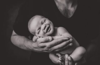 Dette er et av mine all time favorittbilder. 

Jeg tok det i en periode der jeg virkelig jobbet for å bli en bedre nyfødtfotograf, og selv om jeg alltid har sett på bildet som litt flaks, så vet jeg jo også at det ikke bare var det. Smilet kan ikke bestilles, men når det først kom så var alt det andre på plass. Lyset satt, poseringen satt, vinkelen ble riktig og etterbehandlingen ble til slutt prikken over i’en. 

I tillegg til at jeg elsker det selv, så er det også et bilde som har gjort det bra i konkurranser og er et bilde mange av kundene mine ønsker seg. Det representerer rett og slett et lite skift i karrieren min. 

Det henger selvfølgelig på veggen i studio, og der kommer det nok til å henge i mange år til. 

(Fun fact; da jeg fikk min egen datter noen år senere ønsket jeg (også) å prøve det samme bildet. Det er den eneste babyen jeg har fått så likt bilde av siden) 

#nyfødtfoto #fotograflenefossdal #fotografbergen #nyfødtfotograf #nyfødt
#newbornphotography #glede #cute #baby #newborn #memories #ektekjærlighet #thenewbornretreat #babysmil #sukkersøtt #nyfødtfotografering #bergen #fotografåsane #småøyeblikkstoreminner #babywhisperer