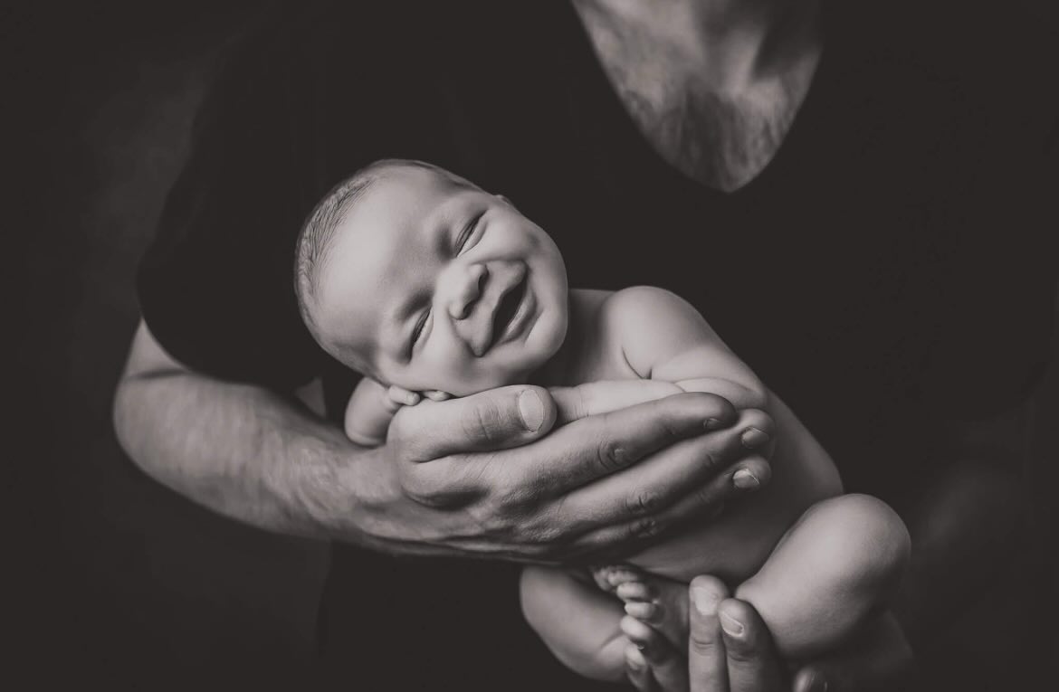 Dette er et av mine all time favorittbilder. 

Jeg tok det i en periode der jeg virkelig jobbet for å bli en bedre nyfødtfotograf, og selv om jeg alltid har sett på bildet som litt flaks, så vet jeg jo også at det ikke bare var det. Smilet kan ikke bestilles, men når det først kom så var alt det andre på plass. Lyset satt, poseringen satt, vinkelen ble riktig og etterbehandlingen ble til slutt prikken over i’en. 

I tillegg til at jeg elsker det selv, så er det også et bilde som har gjort det bra i konkurranser og er et bilde mange av kundene mine ønsker seg. Det representerer rett og slett et lite skift i karrieren min. 

Det henger selvfølgelig på veggen i studio, og der kommer det nok til å henge i mange år til. 

(Fun fact; da jeg fikk min egen datter noen år senere ønsket jeg (også) å prøve det samme bildet. Det er den eneste babyen jeg har fått så likt bilde av siden) 

#nyfødtfoto #fotograflenefossdal #fotografbergen #nyfødtfotograf #nyfødt
#newbornphotography #glede #cute #baby #newborn #memories #ektekjærlighet #thenewbornretreat #babysmil #sukkersøtt #nyfødtfotografering #bergen #fotografåsane #småøyeblikkstoreminner #babywhisperer