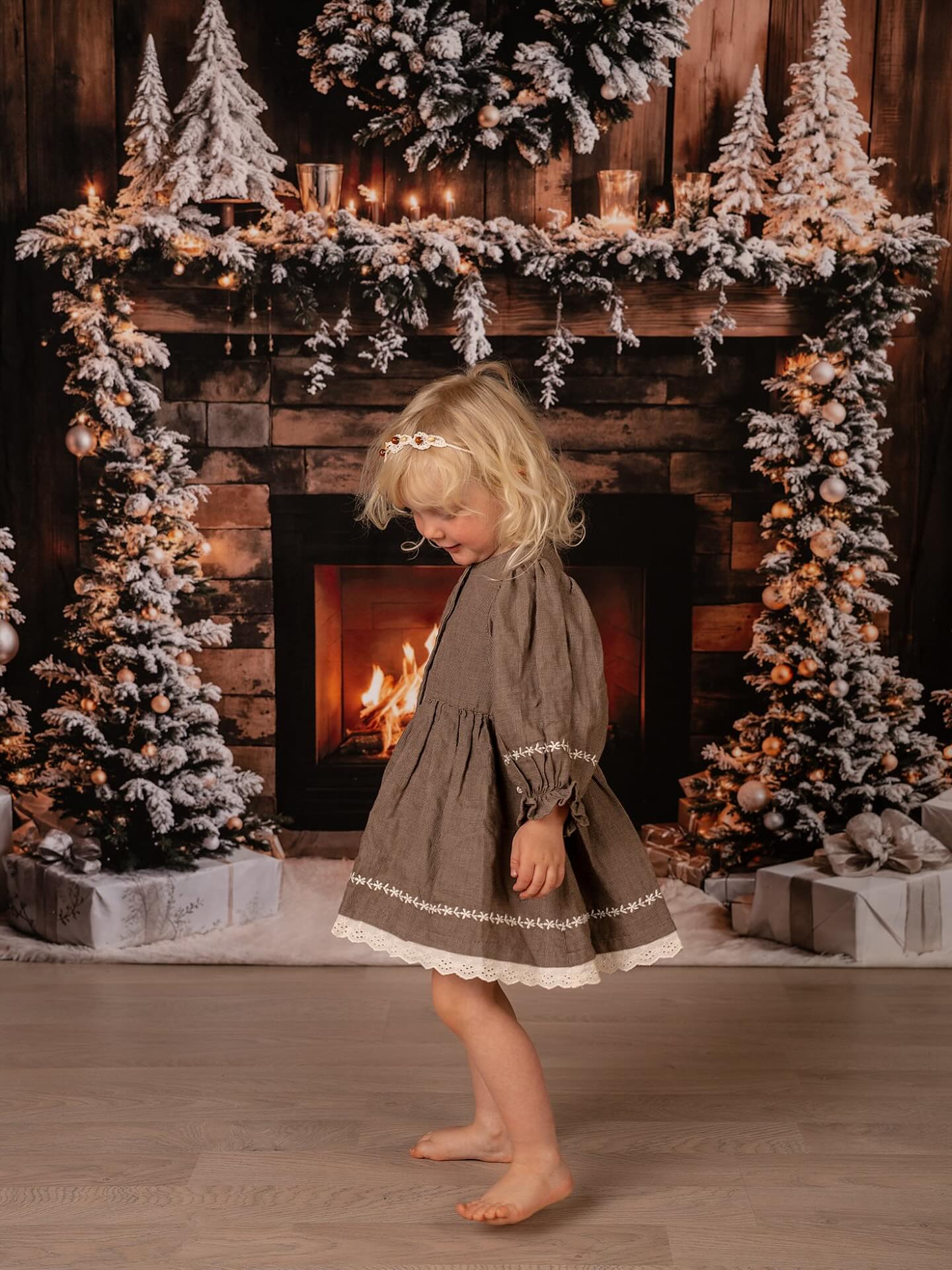 Det nærmer seg helg og julefotograferinger 🎄 Jeg gleder meg sånn til julemusikk, lukten av pepperkaker og det kaoset 30 kunder på to dager drar med seg 😂 For meg har det blitt en tradisjon! Pleier du å ha (som fotograf) eller ta (som kunde) julebilder hvert år? ✨