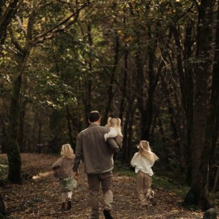 Denne familiefotograferingen har vi planlagt i snart et og et halvt år..! Men med livet som skjer og det kjipeste året i manns minne når det kommer til finvær i Bergen så tok det sin tid 🥹 Heldigvis, den som venter på noe godt 😍🍂