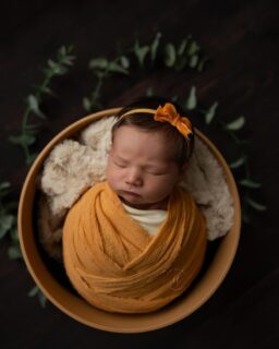 Nyfødtbilder er ikke bare sovende babyer og søte poseringer, det er også helt herlige ansiktsuttrykk. Det må ikke alltid være smil, det er mange måter å vise personlighet på 😍 

Interessert i nyfødtfotografering?
Fotograf@lenefossdal.com
Velkommen ✨

#nyfødtfoto #fotograflenefossdal #fotografbergen #nyfødtfotograf #nyfødt
#newbornphotography #glede #cute #baby #newborn #memories #ektekjærlighet #thenewbornretreat #babysmil #sukkersøtt #nyfødtfotografering #bergen #fotografåsane #småøyeblikkstoreminner #babywhisperer