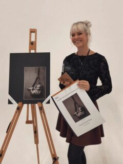 Holy smokes 🥹 Jeg vant. Det ble en 1. plass i nyfødtkategorien i The International Print Masters, - OG, hold dere fast, en 3. plass overall!! Helt sprøtt! Det som er så gøy med denne konkurransen er at bildene printes og bedømmes som print, noe som er nytt for meg. Bildene mine ble printet av eksepsjonelle @fotograf_marie_de_verdier 🙏🏻✨😍 Tusen takk til @barriespence og @thebipp 🥹🙏🏻 Tusen takk til @fotograf.helene.bringedal for å være fantastisk reisefølge (som alltid❤️), støtte og bilder/film, og til Helene, Pia og Andy for å være nydelig heiagjeng 🤭 Må også gratulere @piarothmann.no med kanonbra resultater i Portrettkategorien 😍 Du er rå!! Tusen takk til @kristineristesund for den fineste lille modellen til dette bildet 🥹 Sist, men ikke minst, takk til han hjemme som styrte skuten mens hun her tok seg en husmorferie i London 🤭❤️ For en avslutning på et nydelig jobbår 🙏🏻